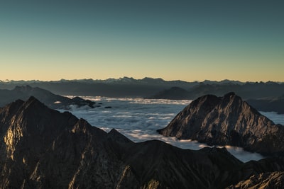 天边云雾缭绕的群山